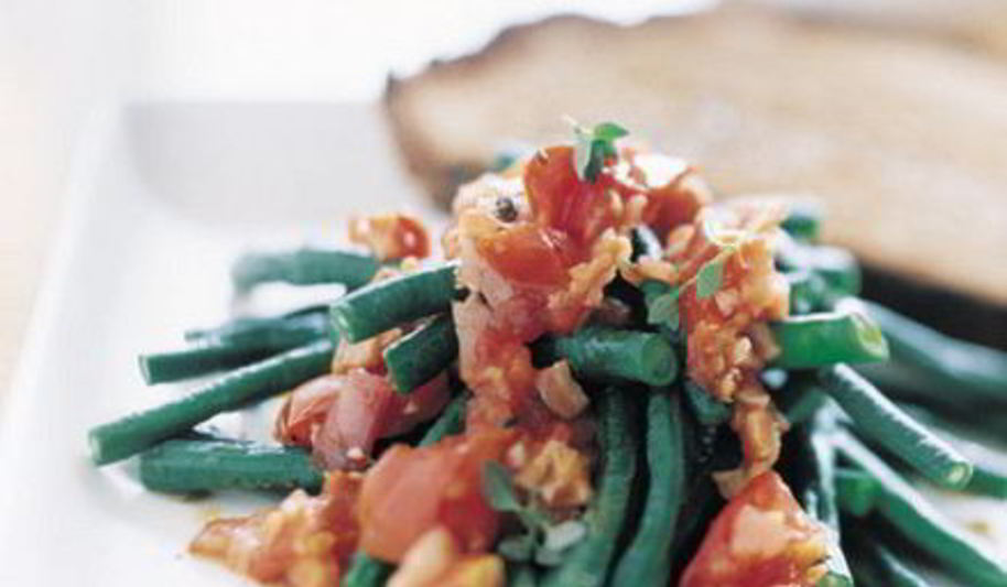 Рецепт зеленая фасоль с помидорами и беконом