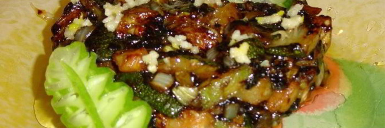 Жареные кабачки с чесноком и соевым соусом