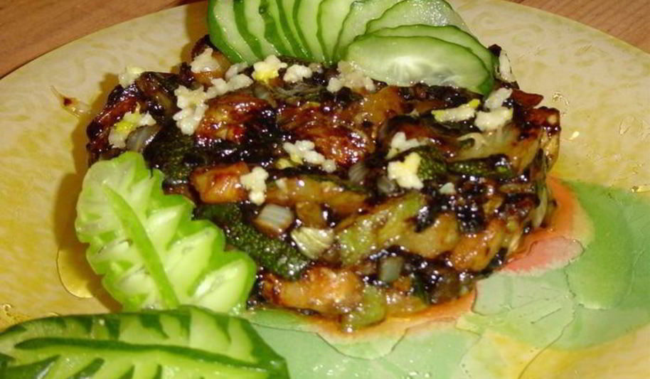 Рецепт жареные кабачки с чесноком и соевым соусом