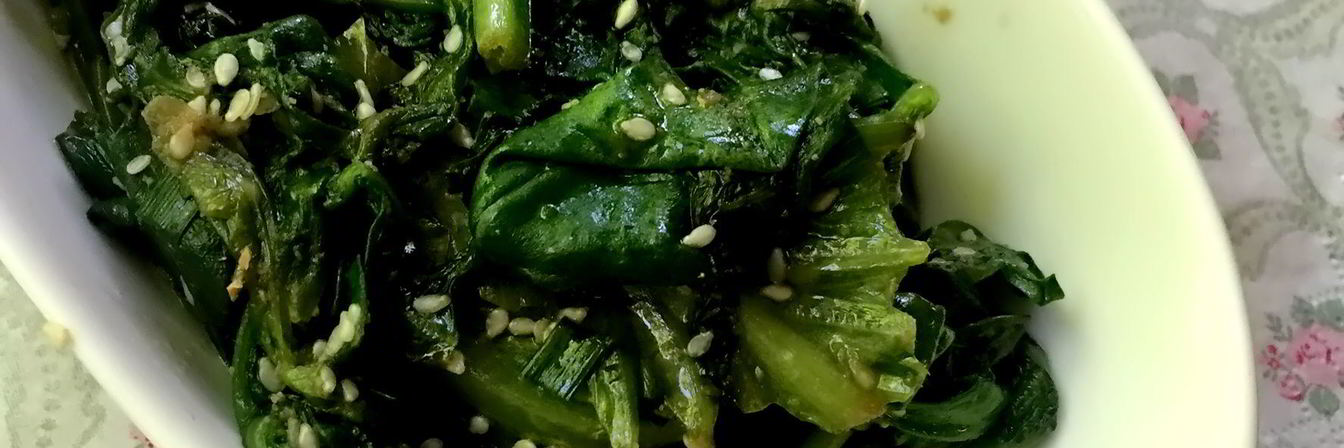 Жареные салатные листья с имбирем