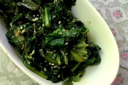 Жареные салатные листья с имбирем