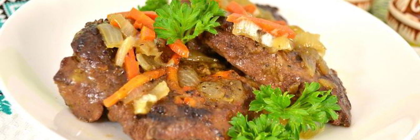 Говяжья печень с луком и морковью в мультиварке