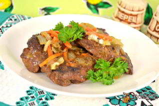 Говяжья печень с луком и морковью в мультиварке