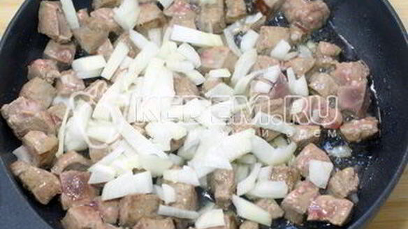 ШАГ 4. говяжья печень со сметаной и зеленью