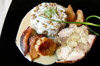 Крыло индейки фаршированное печенью и айвой