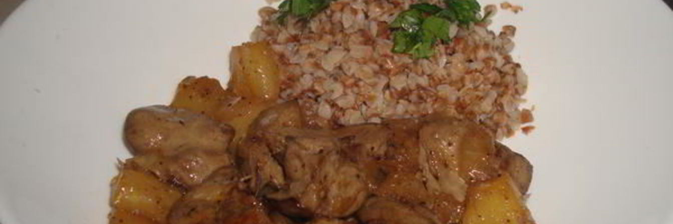 Куриная печень с ананасами и гречкой