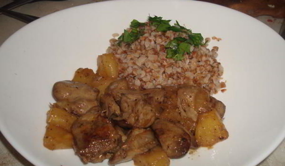 Рецепт куриная печень с ананасами и гречкой