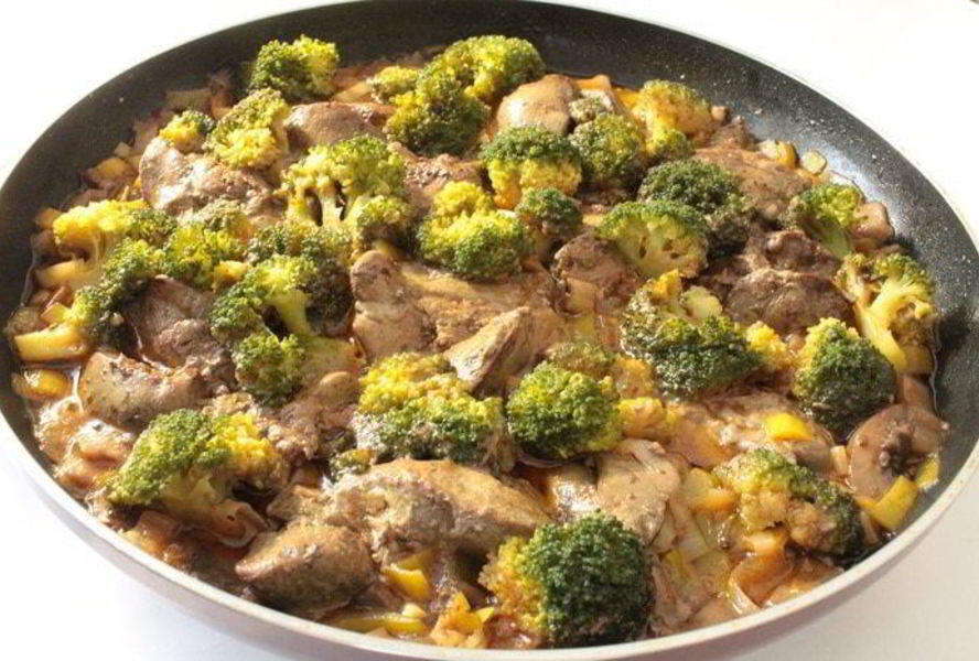 Куриная печень с брокколи и грибами