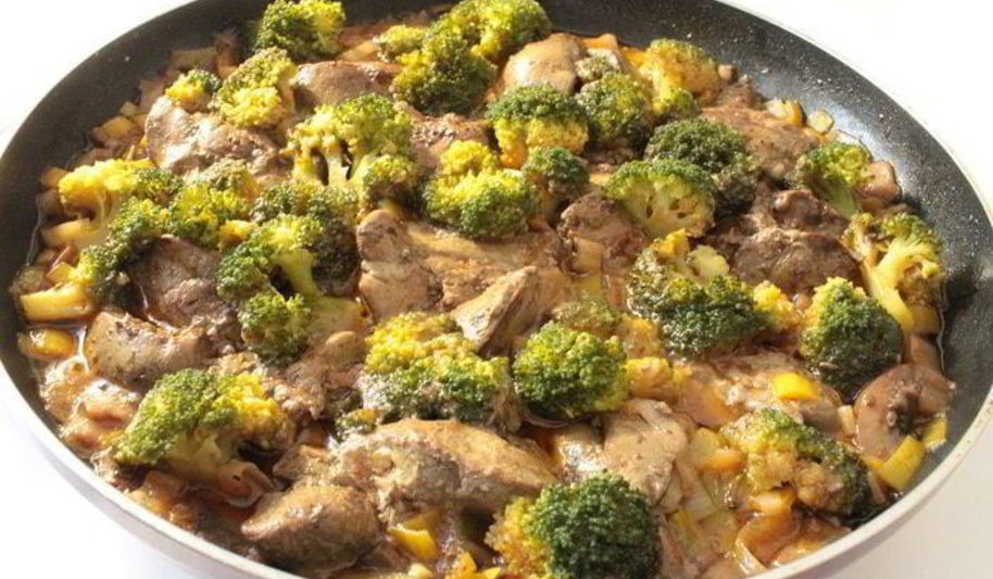 Рецепт куриная печень с брокколи и грибами