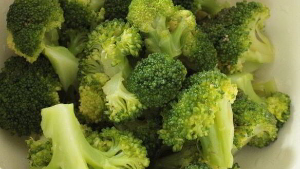 ШАГ 2. куриная печень с брокколи и грибами