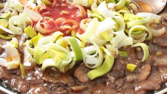 ШАГ 3. куриная печень с брокколи и грибами