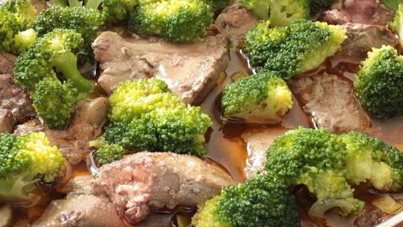 ШАГ 5. куриная печень с брокколи и грибами