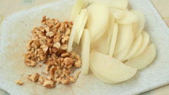 ШАГ 2. куриная печень с грецкими орехами