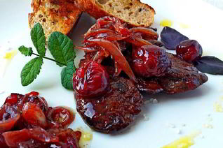 Куриная печень с маринованной черешней