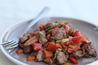 Куриная печень с овощами