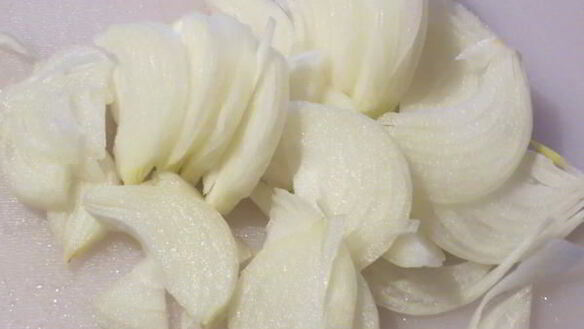 ШАГ 2. куриная печень с солеными огурцами в мв-скороварке