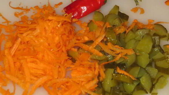 ШАГ 3. куриная печень с солеными огурцами в мв-скороварке