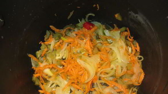 ШАГ 4. куриная печень с солеными огурцами в мв-скороварке