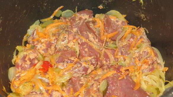 ШАГ 8. куриная печень с солеными огурцами в мв-скороварке