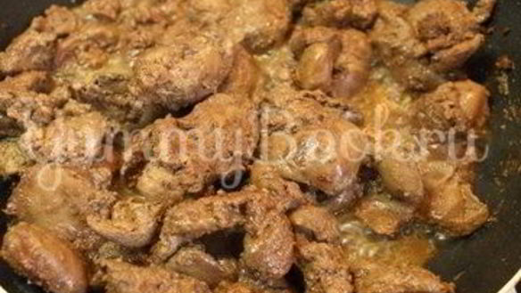 ШАГ 3. куриная печень с сыром в горшочке