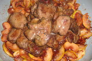 Куриная печень с яблоками и имбирем