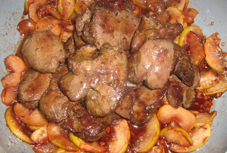Куриная печень с яблоками и имбирем