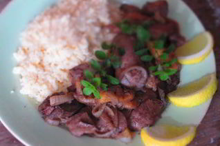 Куриная печень с яблоками и майораном