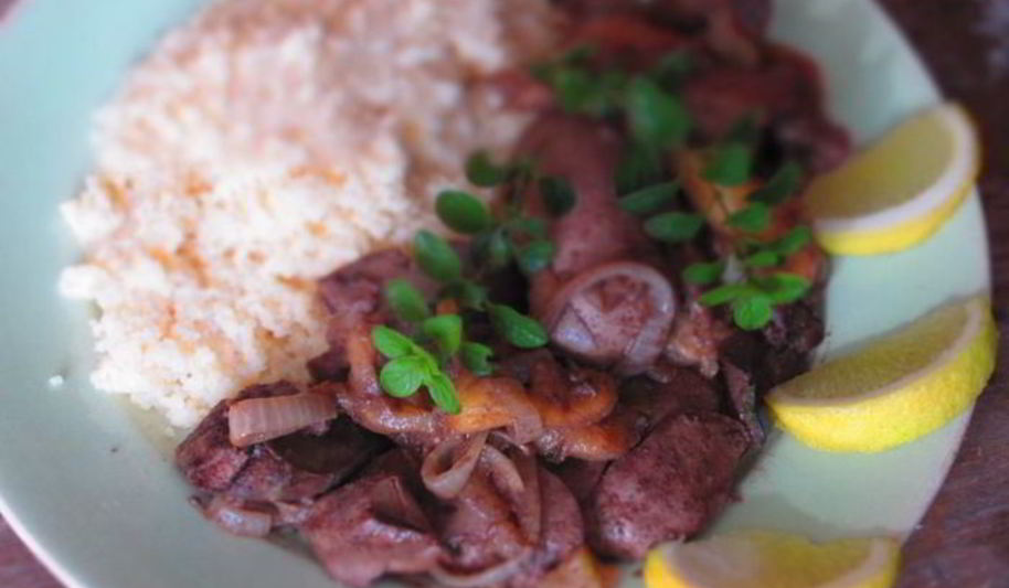 Рецепт куриная печень с яблоками и майораном