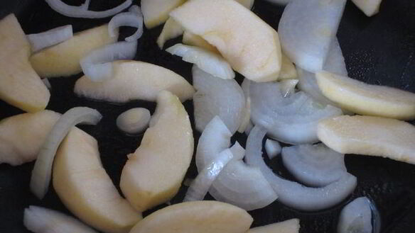 ШАГ 2. куриная печень с яблоками и майораном