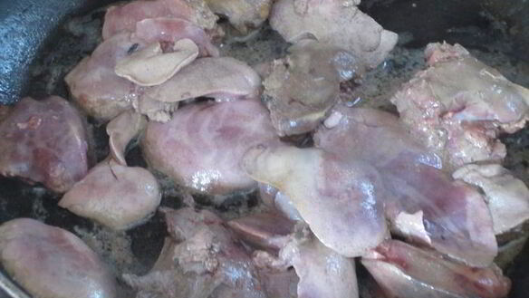 ШАГ 3. куриная печень с яблоками и майораном