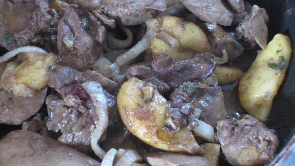 ШАГ 4. куриная печень с яблоками и майораном