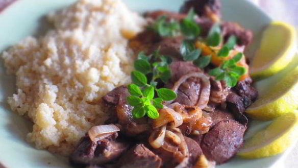 ШАГ 5. куриная печень с яблоками и майораном