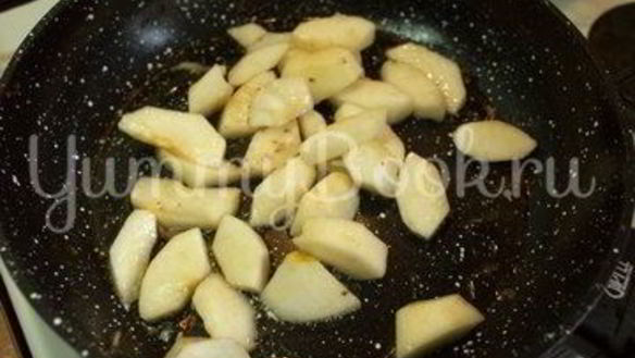 ШАГ 2. куриная печень с яблоками