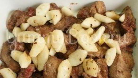 ШАГ 3. куриная печень с яблоками