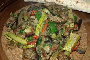 Куриная печень, запеченная с овощами