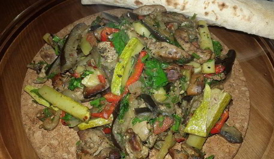 Рецепт куриная печень, запеченная с овощами