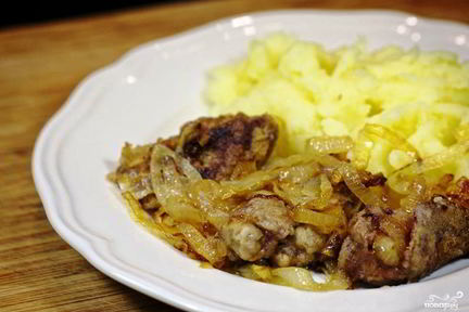 Куриная печень, жареная с луком