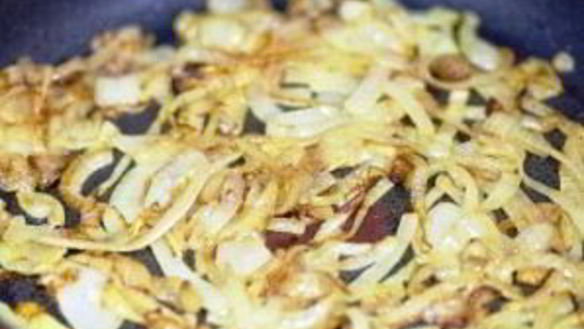 ШАГ 3. куриная печень, жареная с луком