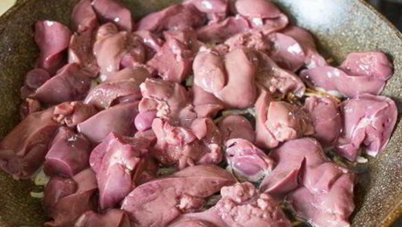 ШАГ 3. куриная печень, жареная с яйцом