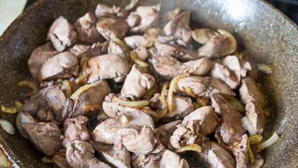 ШАГ 4. куриная печень, жареная с яйцом