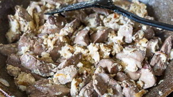ШАГ 6. куриная печень, жареная с яйцом