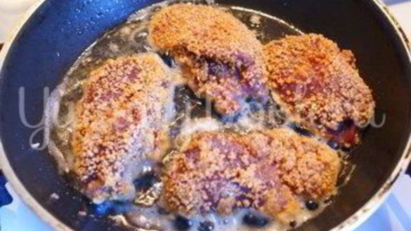 ШАГ 4. куриная печень, жареная в панировочных сухарях