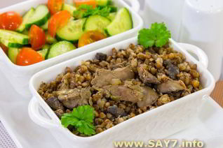 Куриная печень, жаренная с грибами и гречкой