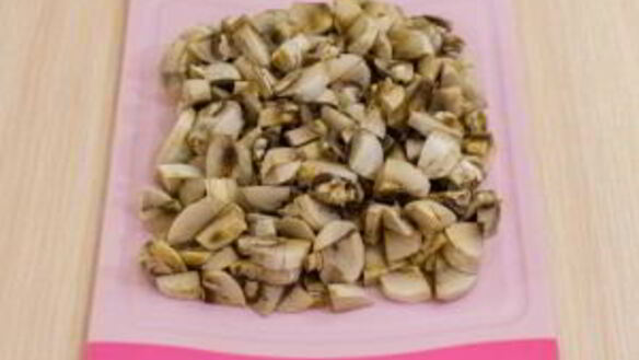 ШАГ 2. куриная печень, жаренная с грибами и гречкой