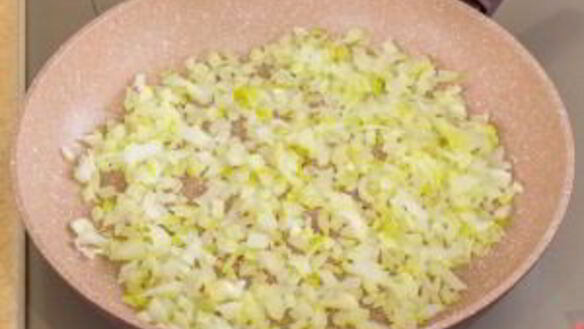 ШАГ 4. куриная печень, жаренная с грибами и гречкой