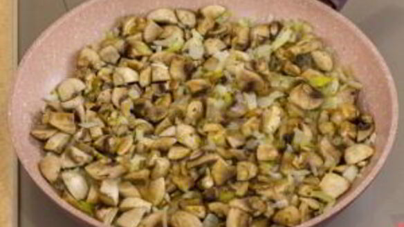 ШАГ 5. куриная печень, жаренная с грибами и гречкой