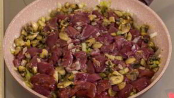 ШАГ 6. куриная печень, жаренная с грибами и гречкой