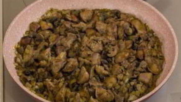 ШАГ 7. куриная печень, жаренная с грибами и гречкой