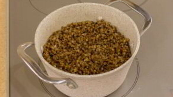 ШАГ 8. куриная печень, жаренная с грибами и гречкой