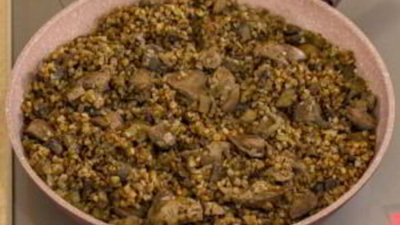 ШАГ 9. куриная печень, жаренная с грибами и гречкой